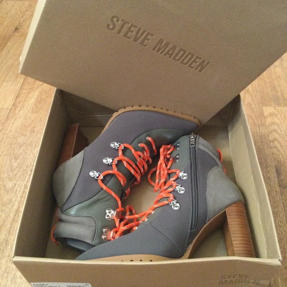 Steve Madden Karey Leather Heel Bootie NIB - Picture 10 of 10